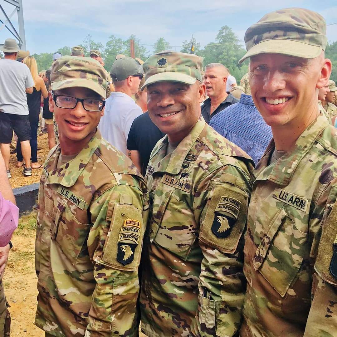 LeaderRakkasan's tweet photo. Congratulations to the newest #Rangers, 1st Lt. Hurdle and 1st Lt. Stechmann! โฉ๐ฆ
#RLTW #LetValorNotFail #ScreamingEagles #AirAssault #OldAbe
@TheRakkasans @101stAASLTDIV
@NationalRakk @FortCampbell https://t.co/DKpkvIBRyu