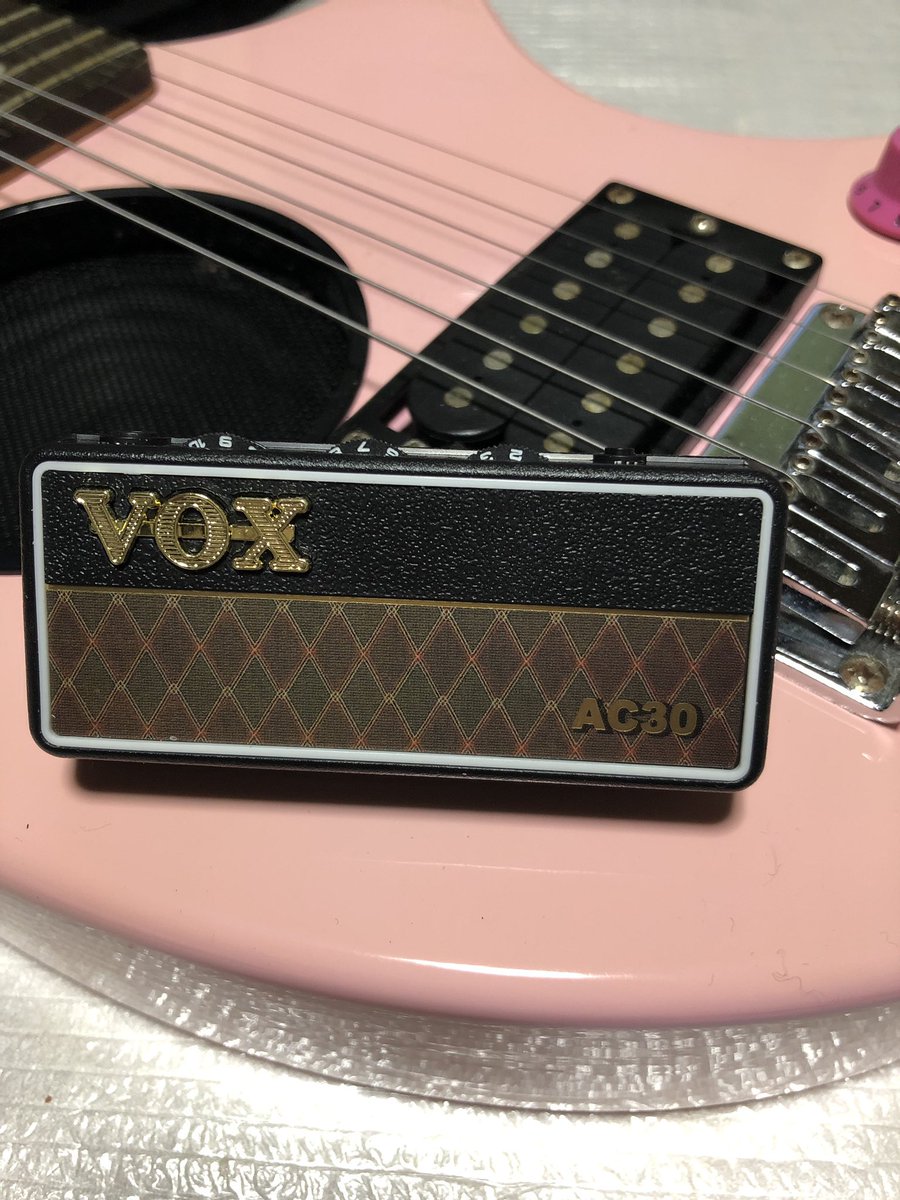 Higumasa721's tweet photo. Amazonで頼んだコレやっと到着！うちのZO-3に付けてみたら本当に良いわ〜〜特にmetalの歪み最高〜〜🤣👍でも久しぶりに弾いたら指が…動かなくなってるわ😭
好きなリフでも弾いて練習しよう😤
＃ギター ＃ぞうさん
  ＃VOXAmplug2 https://t.co/HpqLbVgssi