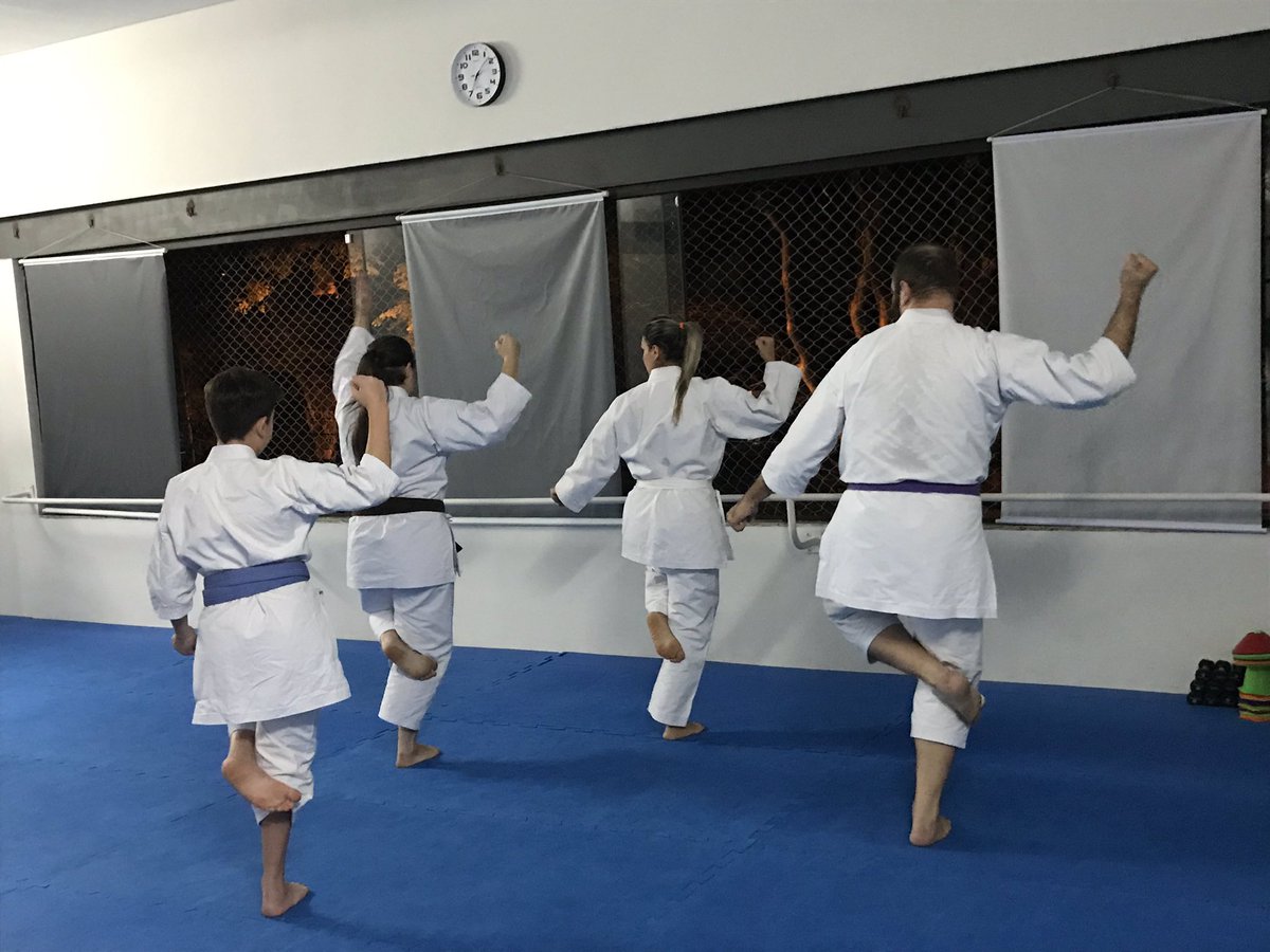 senkikanbrasil's tweet photo. Férias? Mais tempo para treinar 😀😀🥋🥋
#karate #shotokan #tradicional #jka #fpktradicional #cbkt #itkf #kata #kumite #artesmarciais #martialarts #budo #karateforlife #cidadedutra #interlagos #interlagossp #interlagoscity https://t.co/rMiWGTFwTM