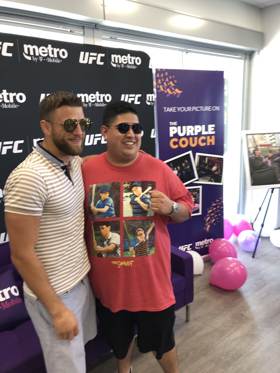 RogerPerezSAT's tweet photo. UFC fans had a great time coming out to meet Calvin Kattar, at Metro by T-Mobile (930 SW Military. San Antonio, TX). https://t.co/yG6WSYpXrr