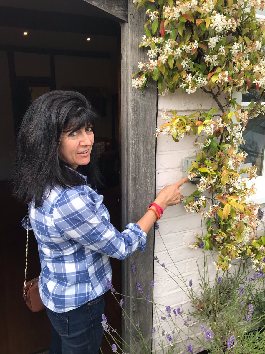 DawnWalker206's tweet photo. I had THE MOST AMAZING time meeting @emmafreud and Richard Curtis at their home in East England. I can’t believe I got to talk to @HimeshJPatel from the @yesterdaymovie! I’m still laughing at myself for ringing your PORCH LIGHT thinking it was a door bell. Thx for posing for me! https://t.co/N4e5Xg7XdH