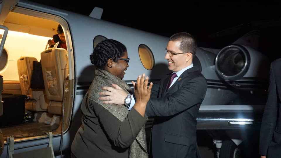 Canciller Jorge Arreaza <a href="/jaarreaza/">Jorge Arreaza M</a> recibe a la ministra de Relaciones Exteriores de Suriname, Yldiz Pollack, quien arriba a #Venezuela para participar en la reunión ministerial del Buró de Coordinación de @MNOAL_NAM a celebrarse este 20 y 21 de julio.

#MNOAL
#DiálogoAvanza