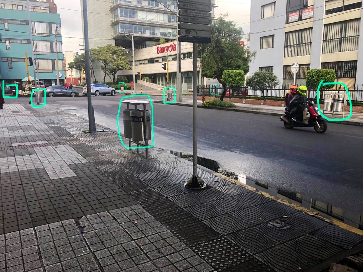 BogotaseMueve's tweet photo. Usuarios en redes sociales critican la instalación excesiva de canecas de basura en varios sectores de la ciudad por @Bogota. ¿Las ha visto? https://t.co/5hriZVnDI1