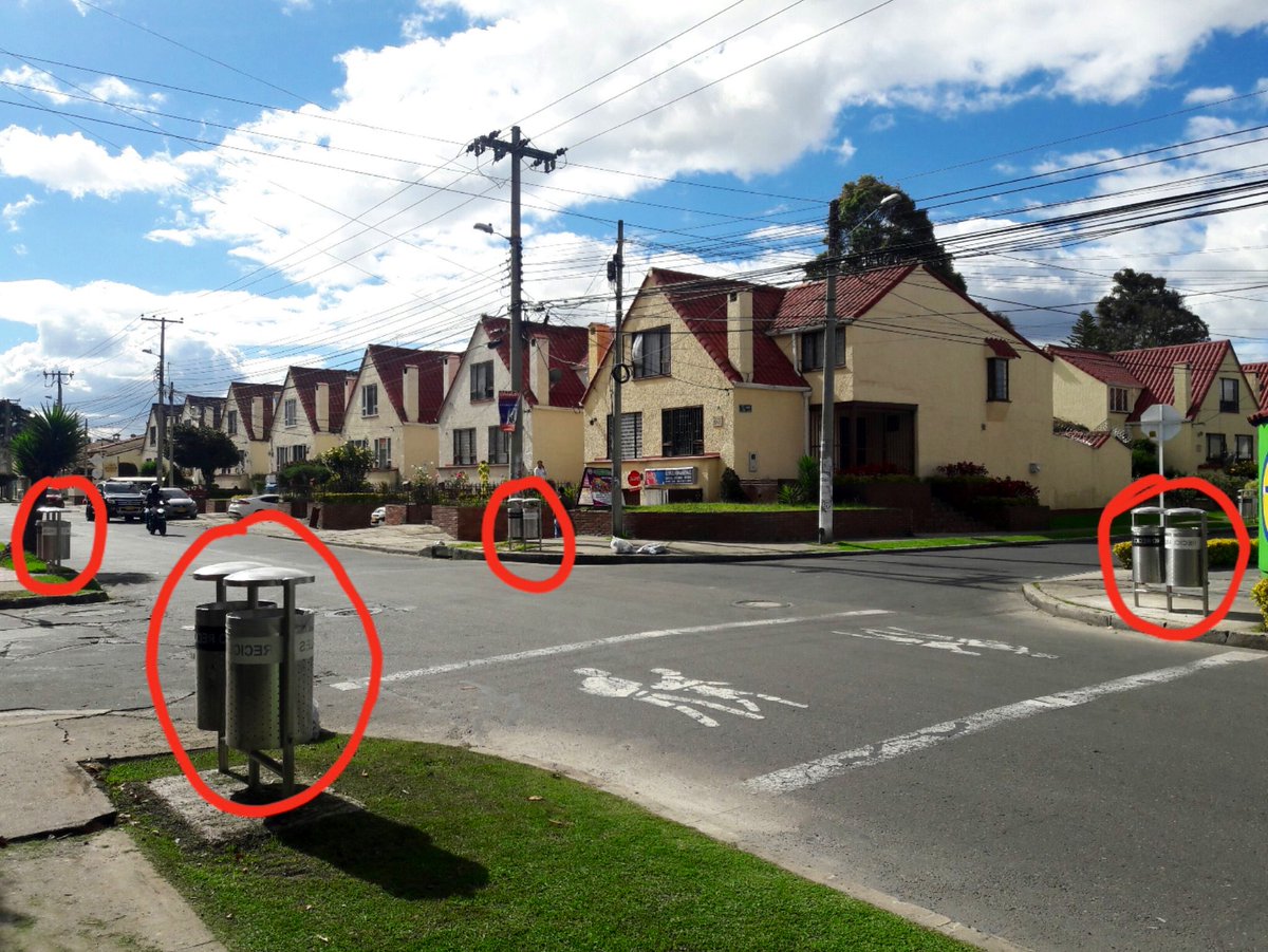BogotaseMueve's tweet photo. Usuarios en redes sociales critican la instalación excesiva de canecas de basura en varios sectores de la ciudad por @Bogota. ¿Las ha visto? https://t.co/5hriZVnDI1