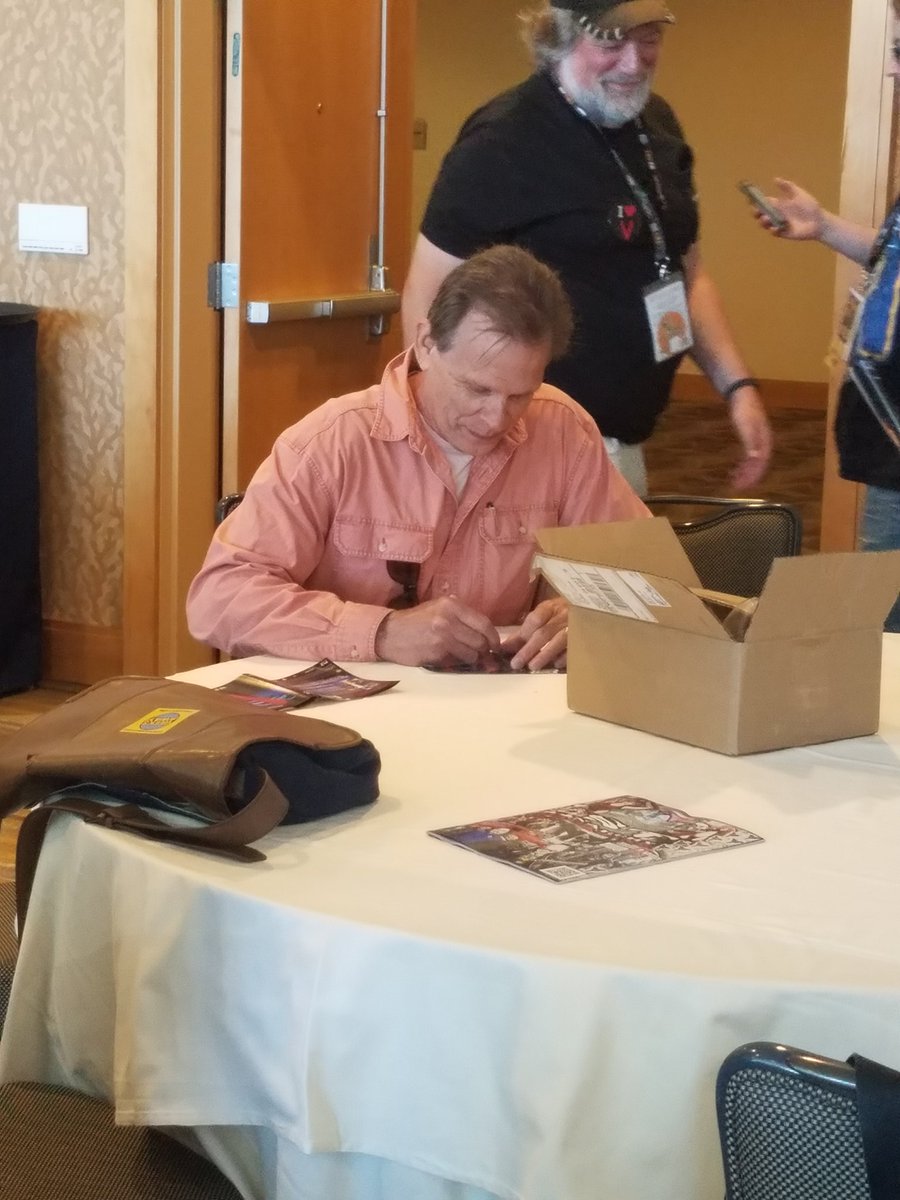 gnomeslayer's tweet image. Marc Singer signing V on Bluray covers @Comic_Con thank you @ProjectAliceV for this opportunity!