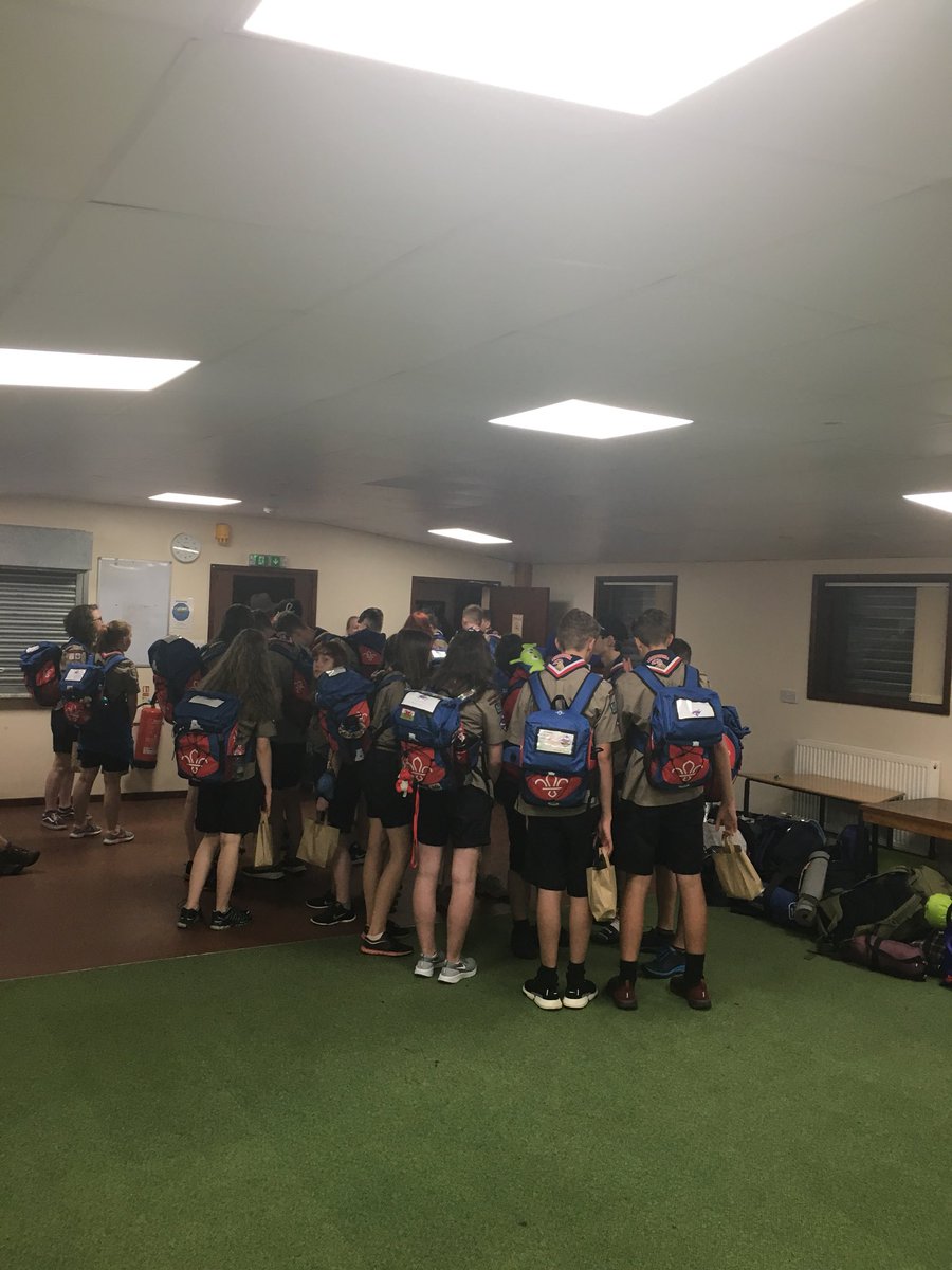 FluffyDragonWSJ's tweet photo. Everyone up and ready to go! Not much sleep happened yet🤪 next stop Heathrow🛩🛩🇺🇸🇺🇸🇺🇸🇺🇸#WSJ2019 #countryroads #itstooearlyforthis https://t.co/ChNR020arT