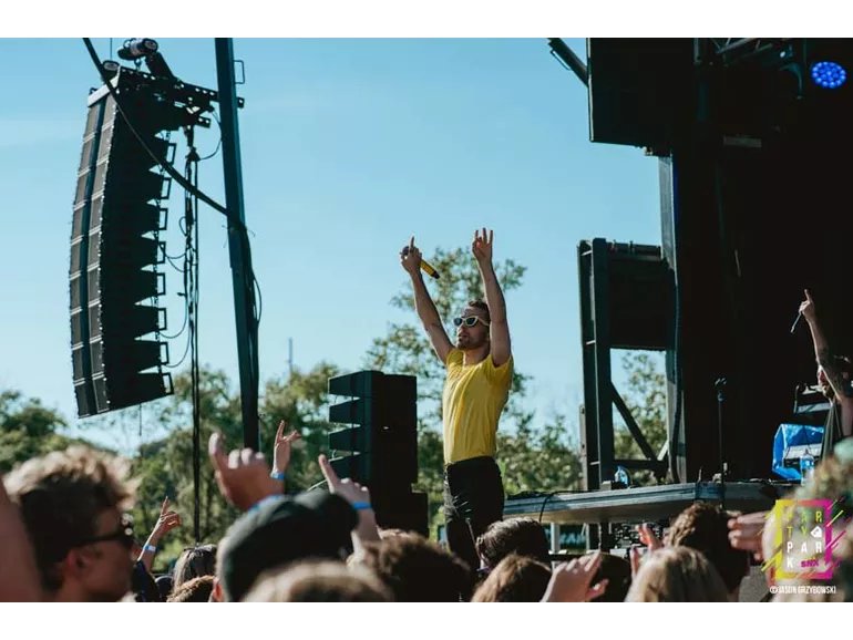 MAXFanUpdates's tweet photo. @MAXMusic onstage yesterday at @1045SNX 's #SNXPIP !⚡ https://t.co/mQeXtjDXBF