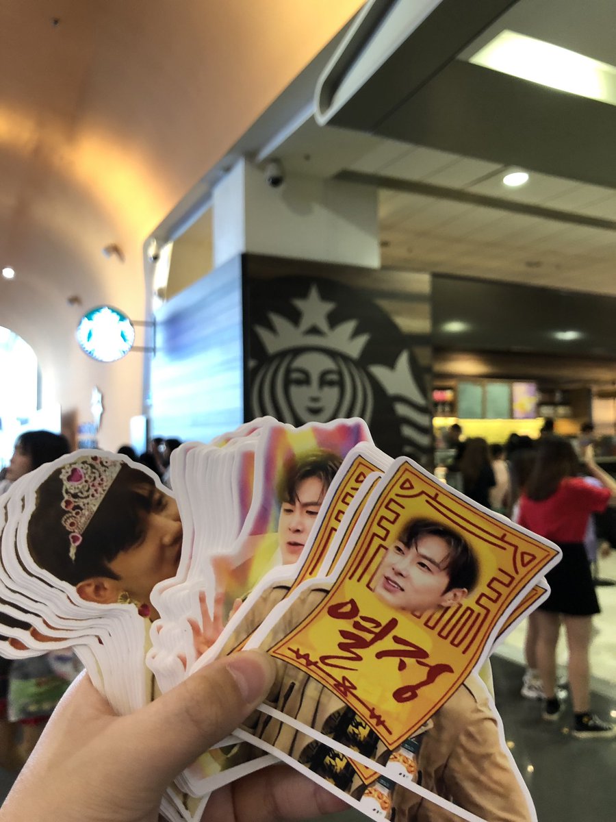 PEARLEASThk's tweet photo. 東方神起香港場應援物派發安排
我們在STARBUCKS門口

TVXQ! concert in Hong Kong! We will distribute fanmade stickers, outside starbucks!

#tvxqcircle #tvxqconcert #東方神起 #TVXQ #동방신기 #tohoshinki #유노윤호 #최강창민 #uknow #changmin https://t.co/2NC04HzmQW