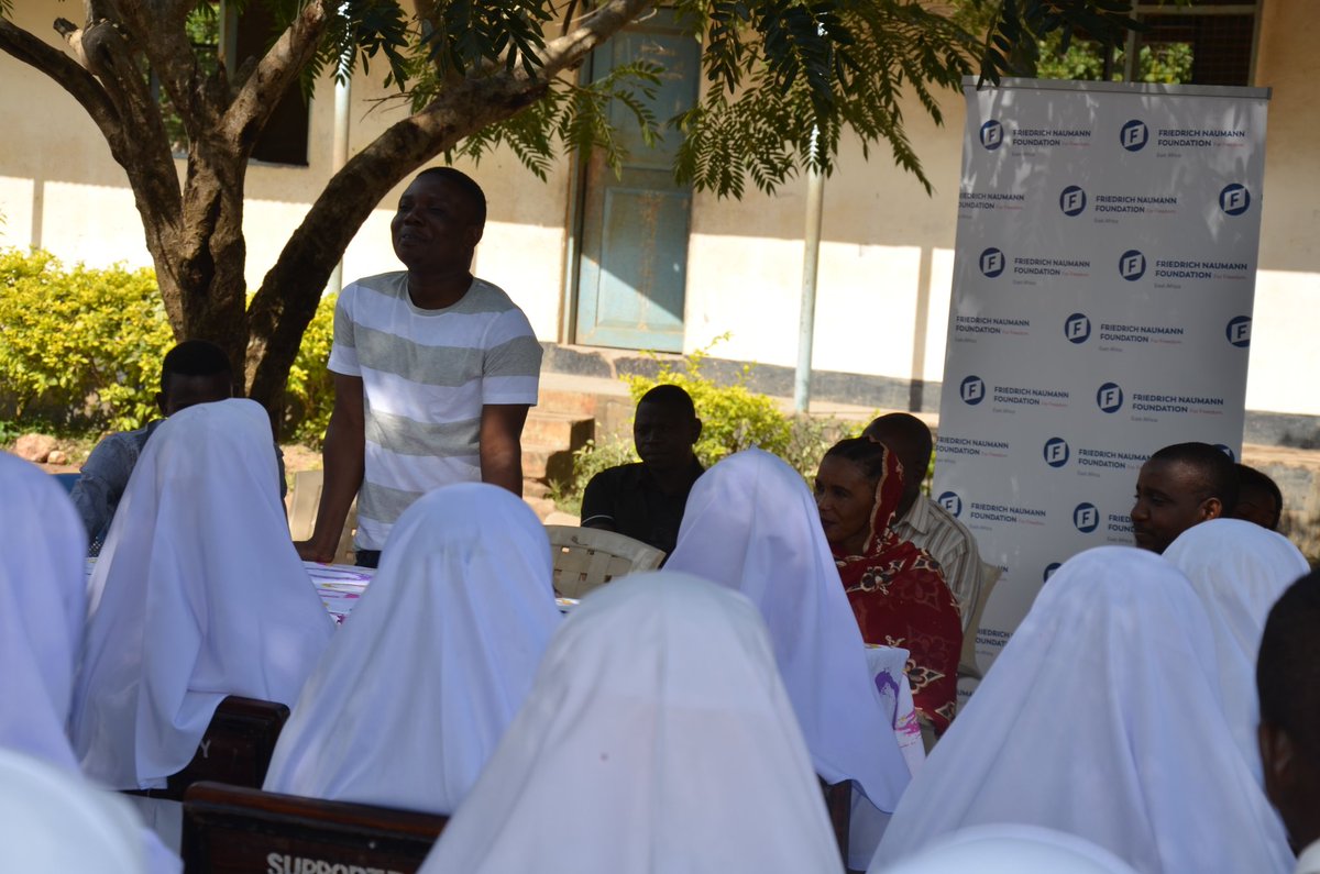 TYVAvijana's tweet photo. Mwenyekiti wa Asasi Pendwa ya Vijana Makini Tanzania @TYVAvijana Ndugu @makwitamakwita1
Akitoa utambulisho wa shughuli zinazofanywa na Taasisi 
#HakiZaBinti
#IAFALUMNI https://t.co/GfCkthyKBf