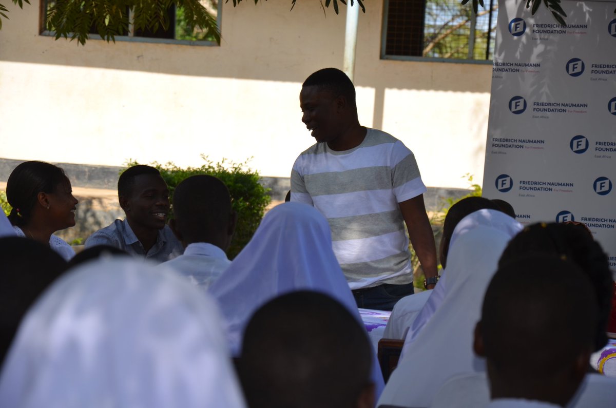 TYVAvijana's tweet photo. Mwenyekiti wa Asasi Pendwa ya Vijana Makini Tanzania @TYVAvijana Ndugu @makwitamakwita1
Akitoa utambulisho wa shughuli zinazofanywa na Taasisi 
#HakiZaBinti
#IAFALUMNI https://t.co/GfCkthyKBf