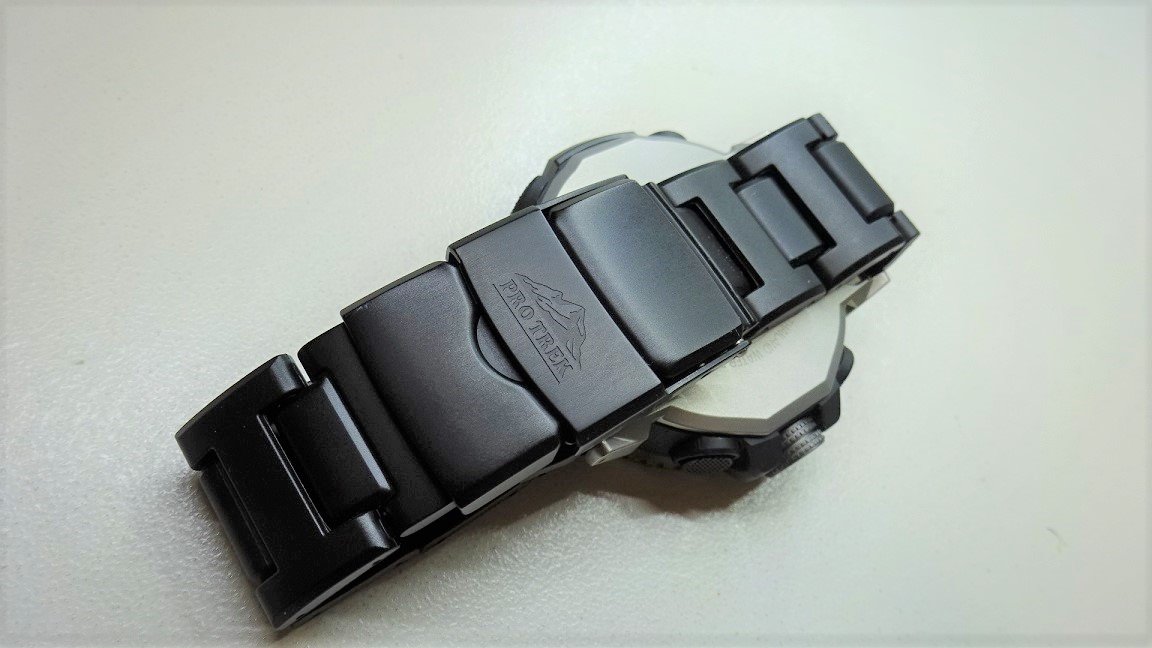 フリスクp 注文していたベルトが届いたので交換 迷ったけど チタンバンドじゃなくてフィールドコンポジットバンドにした 理由は 黒が選べること 評判が良いこと チタンより少し安くて少し軽いことから 留め具のダブルロック構造はチタンバンドと
