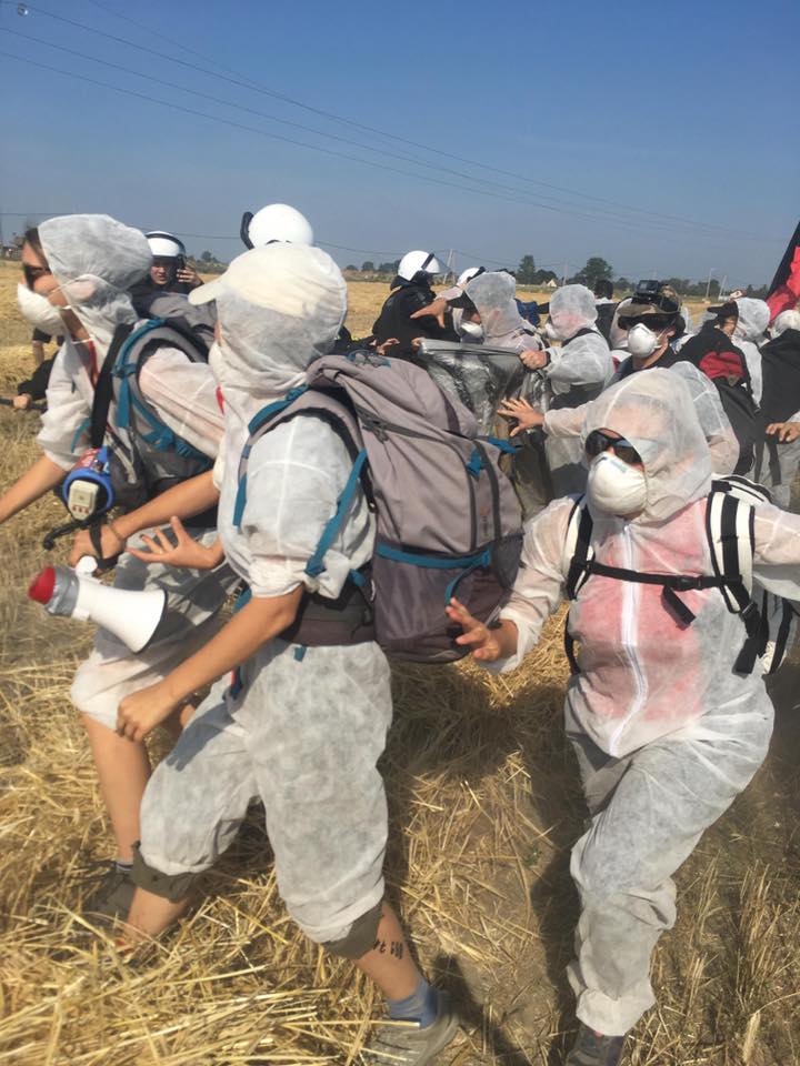 ObozDlaKlimatu's tweet image. ❗️Police used tear gas on peaceful demonstrators
This is a peaceful march in defense of Mother Earth, in defense of climate! Police action is blocking not only our march, but also Poland's coal exit.
We will keep you informed about the situation! #PolandTakesAction #EndCoal