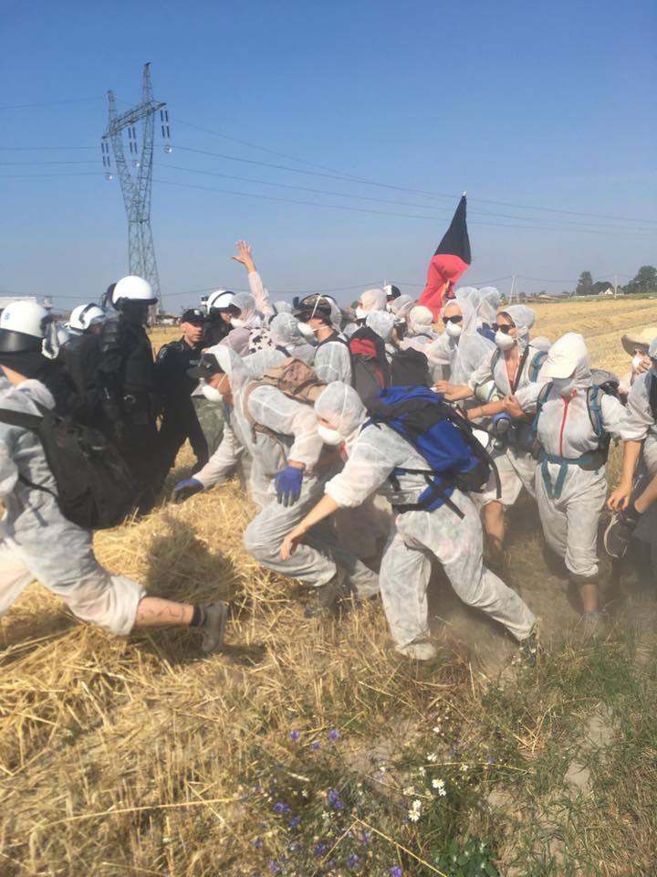 ObozDlaKlimatu's tweet image. ❗️Police used tear gas on peaceful demonstrators
This is a peaceful march in defense of Mother Earth, in defense of climate! Police action is blocking not only our march, but also Poland's coal exit.
We will keep you informed about the situation! #PolandTakesAction #EndCoal