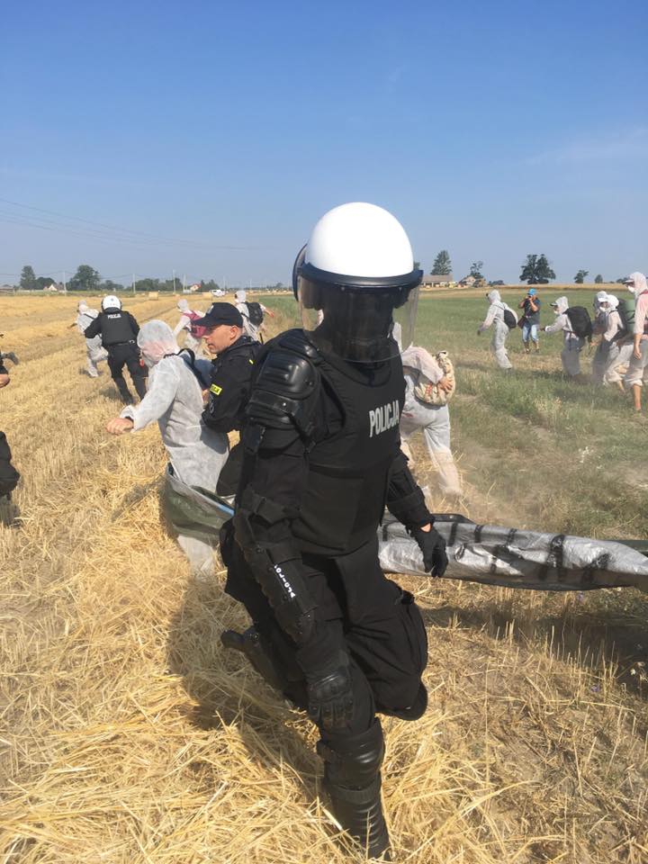 ObozDlaKlimatu's tweet image. ❗️Police used tear gas on peaceful demonstrators
This is a peaceful march in defense of Mother Earth, in defense of climate! Police action is blocking not only our march, but also Poland's coal exit.
We will keep you informed about the situation! #PolandTakesAction #EndCoal
