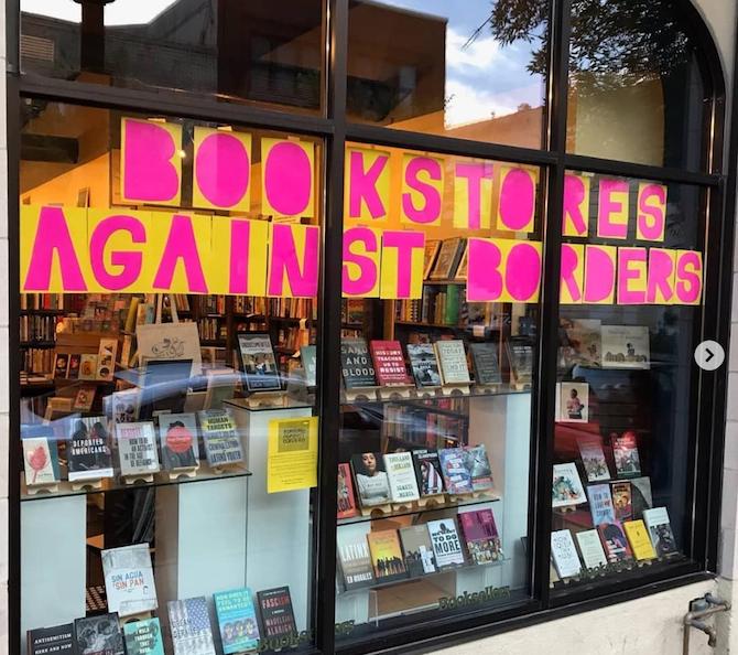 ActuaLitte's tweet photo. ✊✊✊100 000 $ réunis par une libraire pour aider les migrants et les réfugiés https://t.co/7Ra4MX0WtL 👏👏👏
@RoomofOnesOwn @RAICESTEXAS
CC @realDonaldTrump
#libraires #librairies #solidarite
#migrants #refugies #exiles #protection #accueil #BookstoresAgainstBorders https://t.co/13fASKSseM