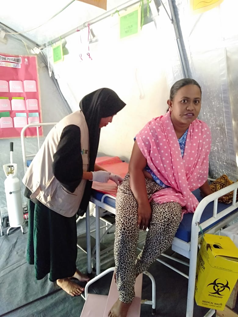 UNFPAIndonesia's tweet photo. Couples can access rights-based #FamilyPlanning: information, counseling &amp; service by #TrainedMidwives at the 15 #ReproHealth posts, in post disaster Central Sulawesi. @KemenkesRI @PPIBI @Americares @dfat https://t.co/ute9cDtJ3T