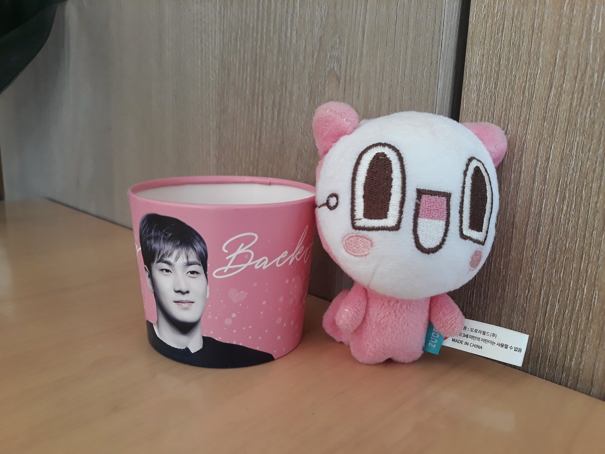 ChocoCara2's tweet photo. Some of the ThaiLOVEs lend me their Diablo and Ping for a brief photoshoot 😍😍 I love this fandom!! Despite of language and culture difference, we all love the same 5 boys 🤗🤗 #HAPPY_BAEKHO_DAY
#BAEKHO #강동호 #백호
#뉴이스트 #NUEST #SegnoAsiaTour
#SegnoinBKK #lovefandom https://t.co/OBQnPVyljG