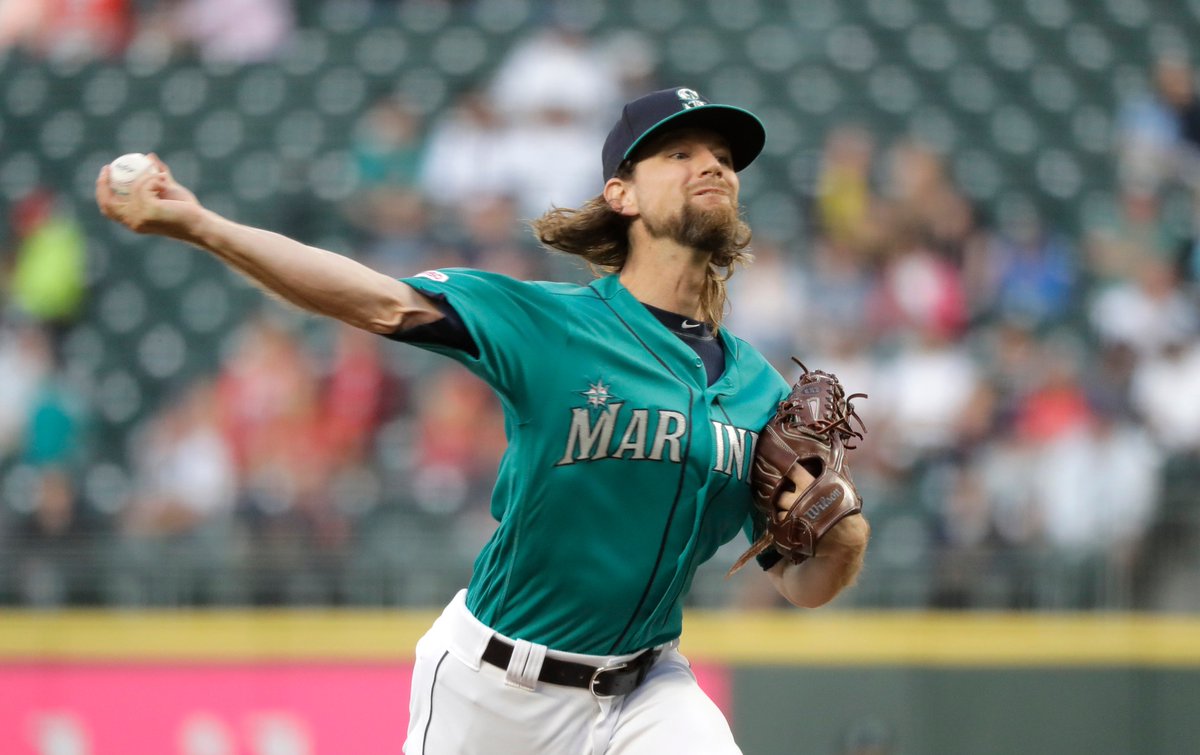 MLB's tweet photo. Mike Leake’s perfect game bid is in the 8th! 
   
Watch live on @MLBNetwork, https://t.co/Z3s2EpgF39 and @YouTubeTV. https://t.co/qhVNlC5283 https://t.co/ir3dFoAL4n