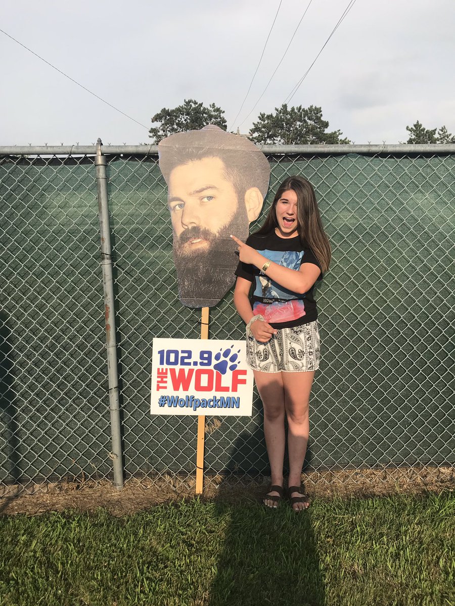 haley_maro's tweet photo. I have been waiting for this day for so long. 4th time seeing Jordan in concert and I finally got to hug and talk to my favorite artist ever. Thank you for providing songs for me to scream in my car, and jam among with. Thank you, thank you Jordan! ❤️@JordanCWDavis https://t.co/r4fG9SGiau