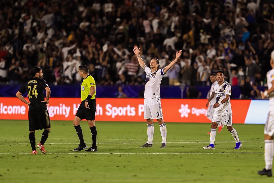 Ibrahimovic celebra uno de sus goles.