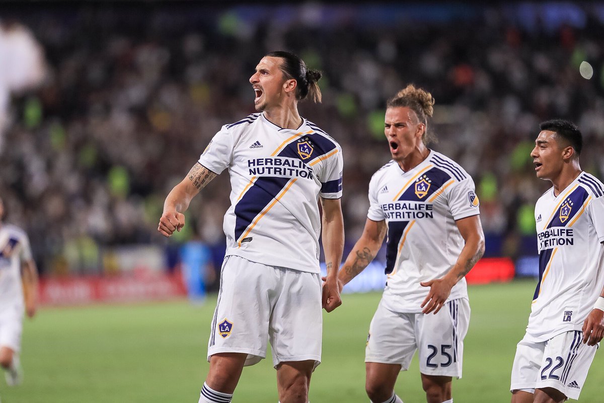 Ibrahimovic celebra uno de sus goles.