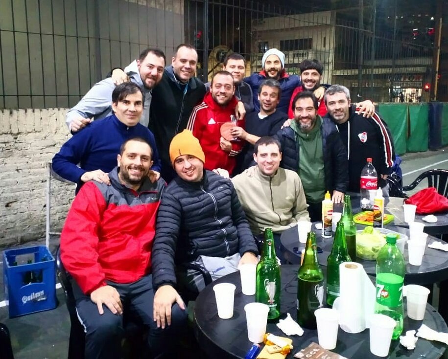 davellaneda77's tweet photo. @tanospacune @maxigandlaz @HuemulMedia @martinrojasqac @MiguelResumil #Pato #JM #Chiquito #Pier #Mednik #Marco #Nico Fútbol, gran parrillada y #FelizDiaDelAmigo celebrado el jueves en #ClubSanJose Carabobo 899, Flores, las mejores canchas! https://t.co/15aUW8X5QT
