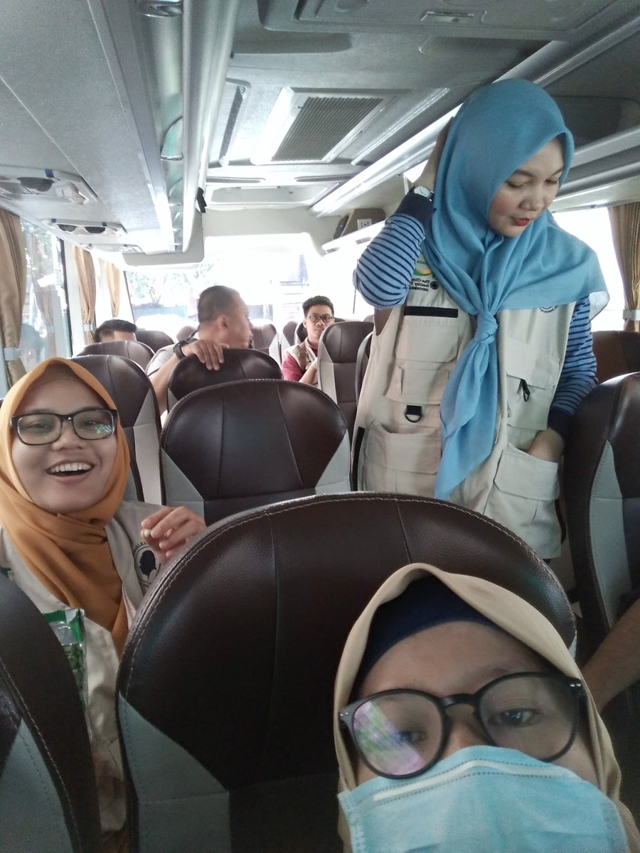 OciYM's tweet photo. Kapan terakhir kali naik bis? Waaah, udah lama mah kalau saya. Jadi, seneng aja gitu hari ini bisa bareng dengan teman-teman. Daaan, heboh dong yah di dalam bis. @YSjahrir #lestarihutan https://t.co/G6IeFrmYjH