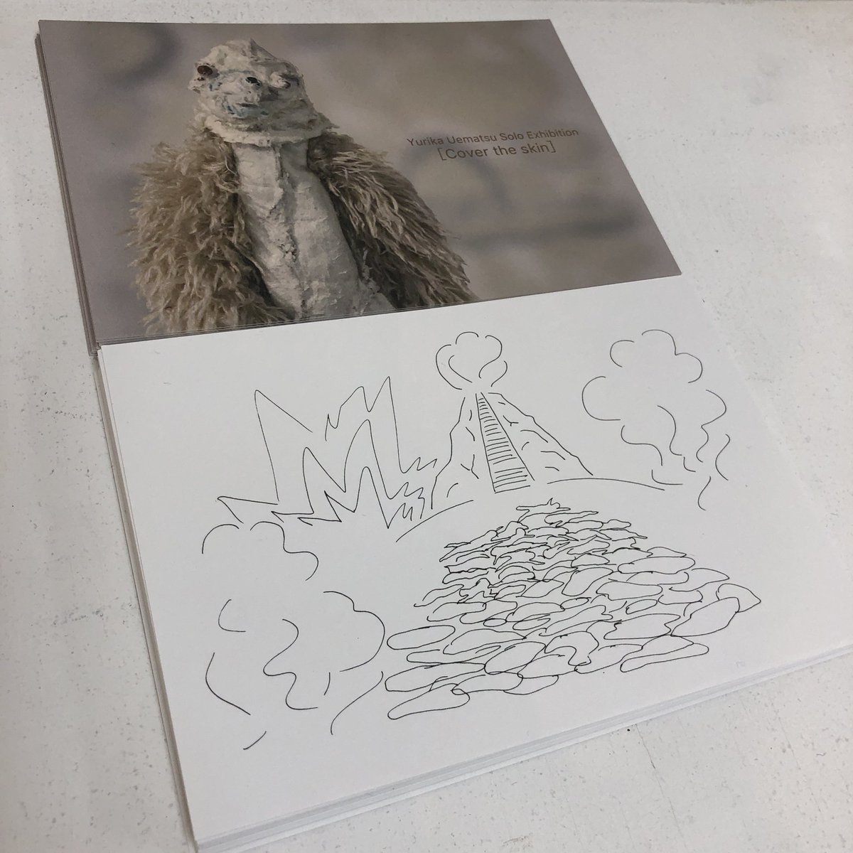 本日も12時よりオープンしています。今日明日は作家も在廊しております。
今回はMUNOと同時に鶴舞のGolden child cafeの2箇所で個展を行なっていますので、ぜひ両方ご覧いただければと思います。鶴舞ではぬいぐるみを素材とした作品を中心に、大須ではドローイング作品を中心に展示しております。