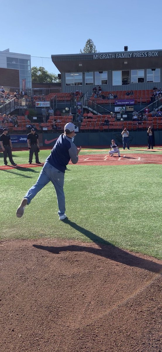 PDXDiamondProj's tweet photo. PDP’s managing director @blazermb had the pleasure of throwing out the first pitch at the @CorvKnights game, as well as sitting down with legendary OSU broadcaster @MEPOSU @BeaverBaseball . What a wonderful way to end this leg of the Statewide tour! #baseballORbust https://t.co/G2fddWieBs