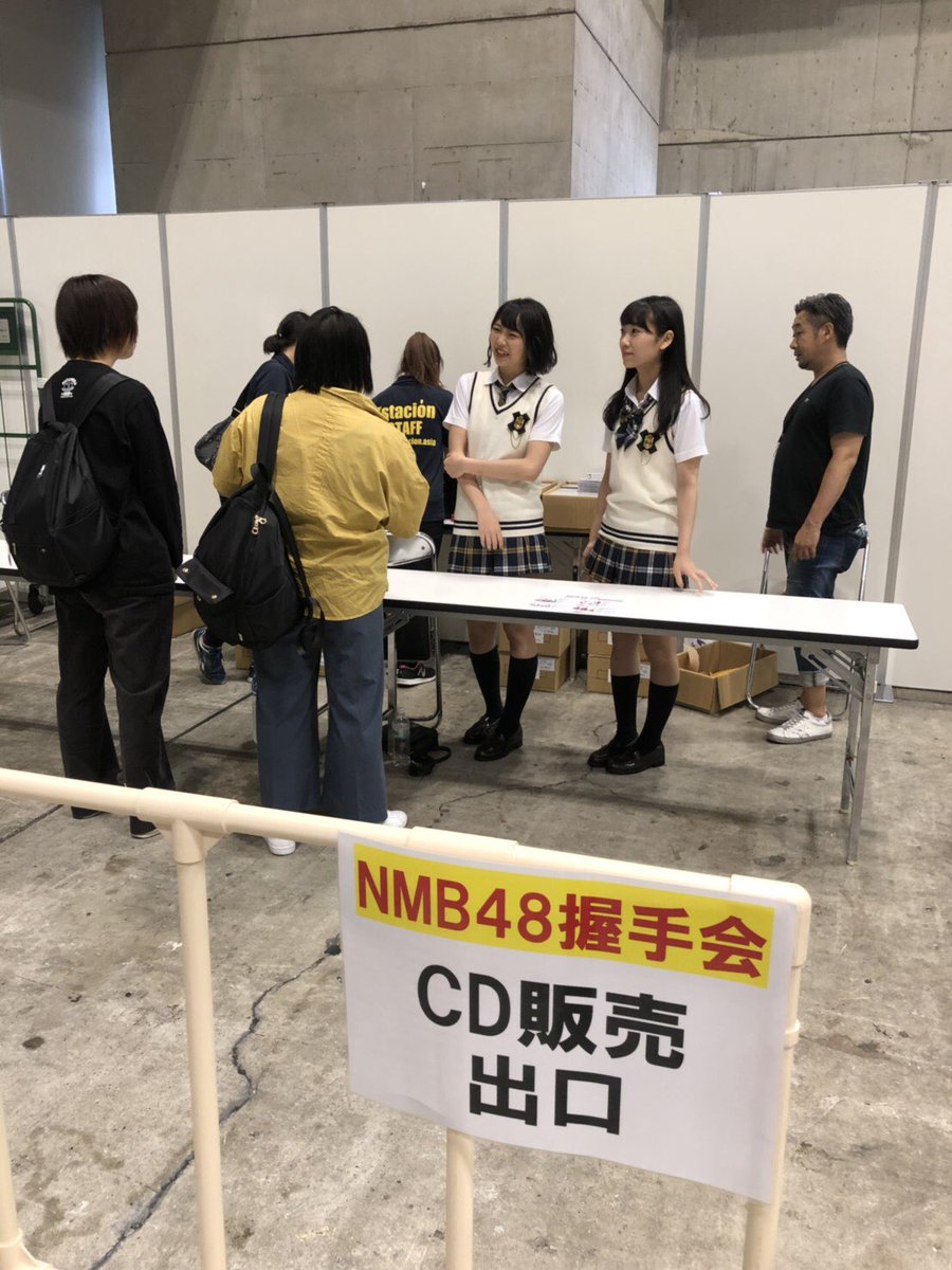 Nmb48 Official Nmb48全国握手会 幕張メッセ 只今cd発売所に研究生 前田と坂本がお手伝いしてます よろしくお願いします