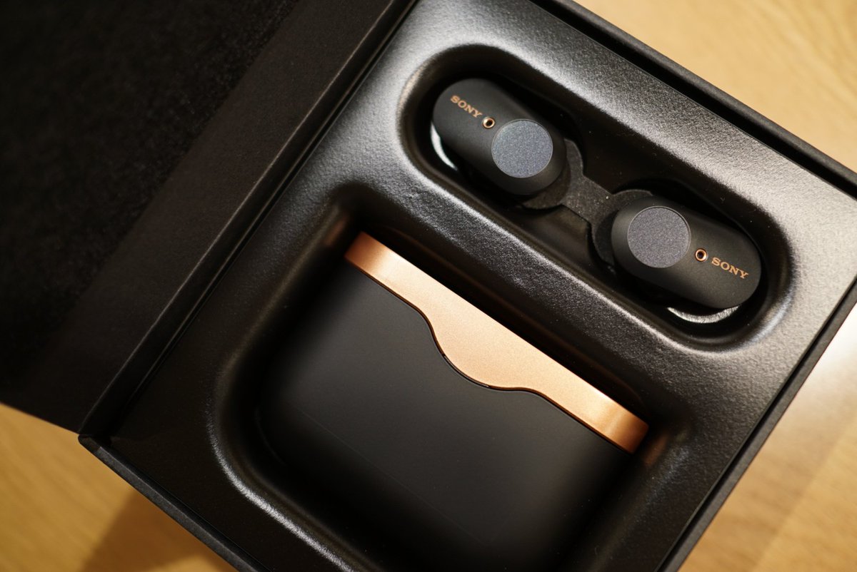 waku_3's tweet photo. 発売前に予約したソニーの完全ワイヤレスイヤホンWF-1000MX3がやっと届いた！品薄になるほどの人気らしい。しかし高級感あるな。イヤホンケースをケースに入れる人の気持ちも分かる(笑) https://t.co/mbpCp6GW84