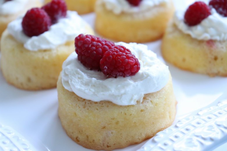 Easy, No bake Mini Cream Cheese Cakes. A perfect simple dessert ready in less then 10 minutes. For full recipe check royatoday.com