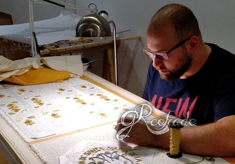 El Taller de Jesús Arco trabaja en el bordado del guion de juventud de la Alhambra granadacofrade.zree.es/2019/07/157259/