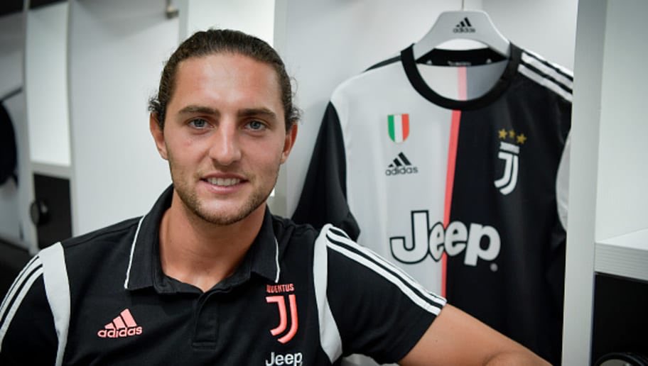 CanapFoot's tweet photo. Rabiot tacle encore le PSG ! 

“Je suis vraiment très heureux d’avoir enfin quitté le PSG et d’être ici. La Juventus est un grand club, prestigieux, avec “une histoire”

#Juventus #psg #PSG https://t.co/1ETMzEmEfD