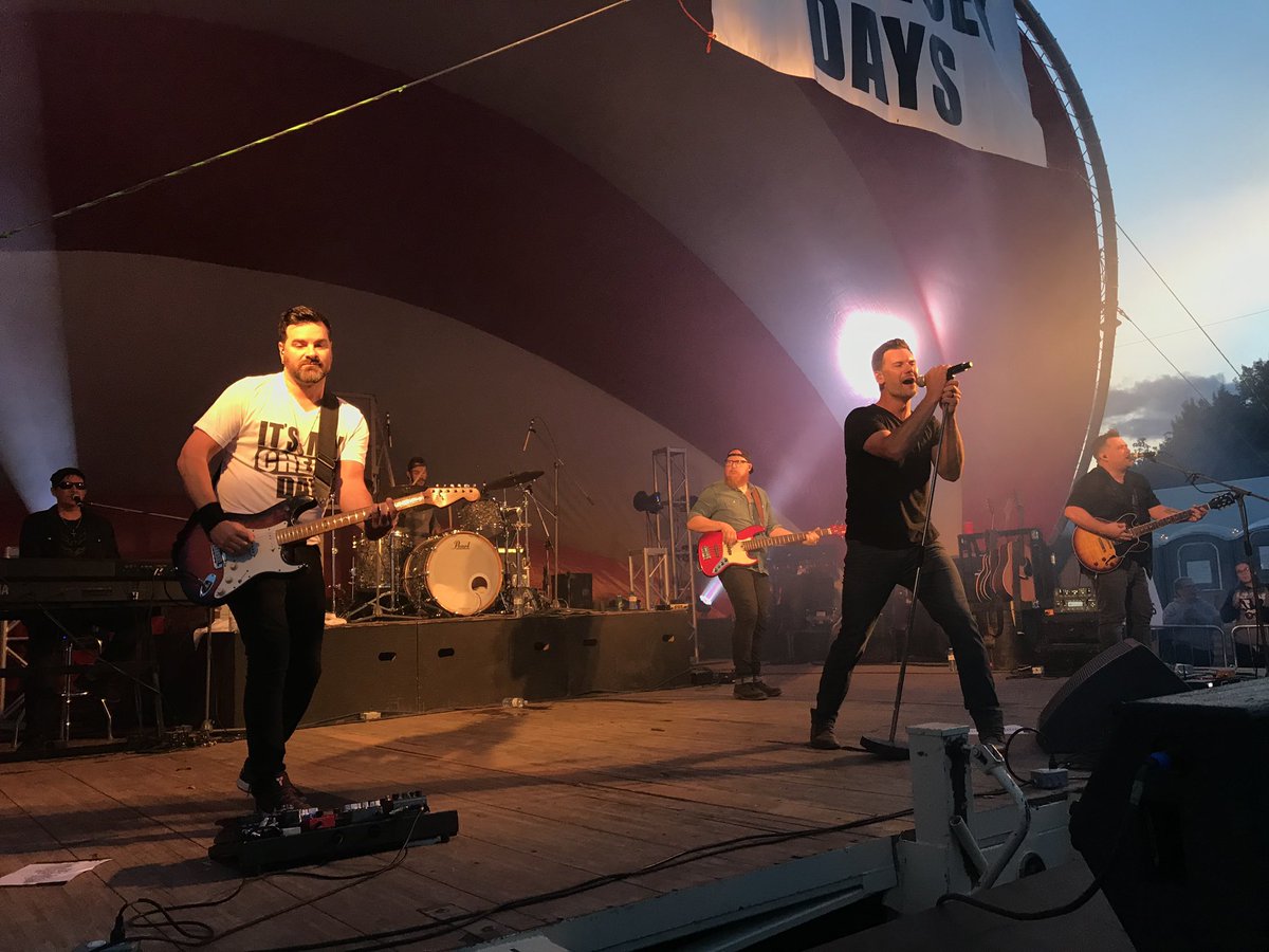 EmersonDrive's tweet photo. What a good time at the #quonsetdays today!! Party is still going! Thanks everyone for coming out!! #emersondrive #concert #friday #party #awesome https://t.co/7ytA1EcsIu