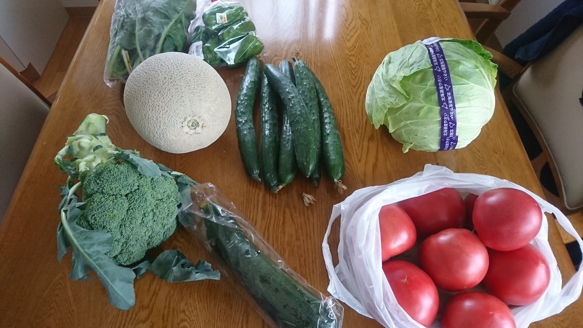 金兵衛 美味しいトマトを求めて 野菜直売所までドライブ スピード違反取り締まりに注意しながら 走ってきましたよ トマトをはじめ ブロッコリー キュウリ ズッキーニなど色々買えました トマトがでかい ほべつメロンが売られていたので これも