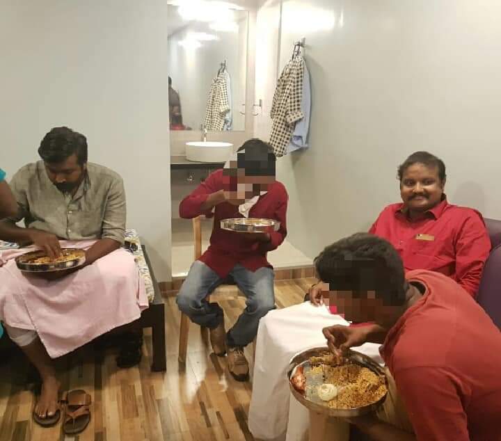 ShouldersManic1's tweet photo. @ThanthiTV @VijaySethuOffl #நம்ம ஊரு ஹீரோ நிகழ்ச்சியில் பங்கேற்று முடிந்ததும் #சிறுவர் சீர்திருத்த பள்ளி மாணவர்களுடன் #இரவு உணவு உண்ட அண்ணன்  #விஜய்சேதுபதி #பேக்கரி பயிற்சி அளித்து வாழ்வாதாரத்தை மேன் படுத்தி நல்வழிப்படுத்தும் முயற்சியிக்க��� #ஊக்கவித்தார் https://t.co/I8Ratun0gZ