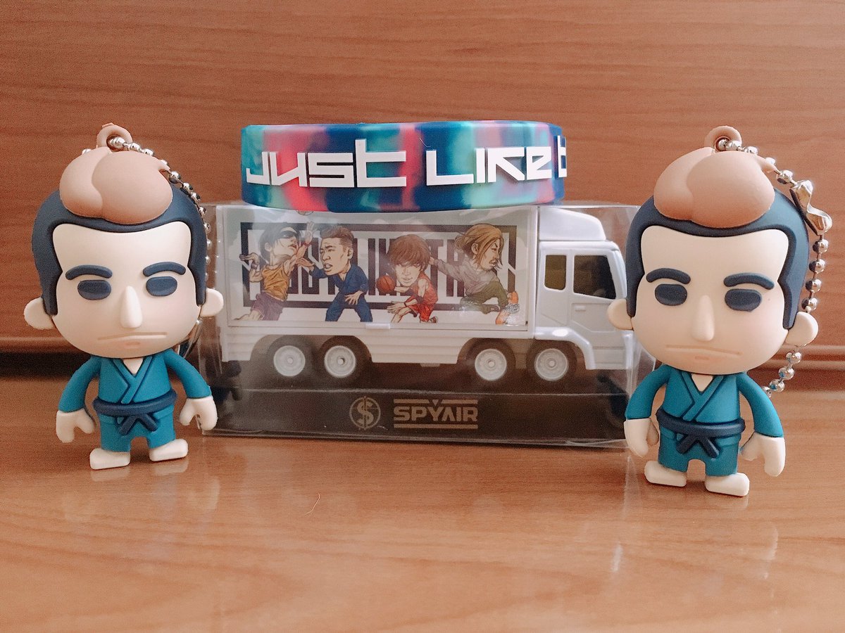 spy_chosu's tweet photo. サーカスの時の缶バッチといいKENTAさんの引き強い。笑笑
#spyair  #JLT2019 https://t.co/hllrrT4tuf
