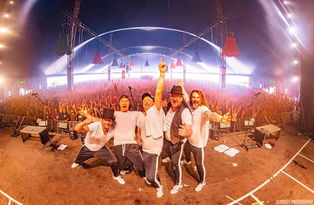 Zwarte Cross, Megatent, vrijdagmiddag 12.30 uur. De tent zo goed als leeg. 
Megatent 13.00 uur. Tot de nok gevuld. Schatting 10.000 uitzinnigen. 
Voor iedereen die erbij was vanmiddag.....BEDANKT. En wat ons betreft; Wij zijn klaar voor Mainstage 2020
#zwartecross #zc19