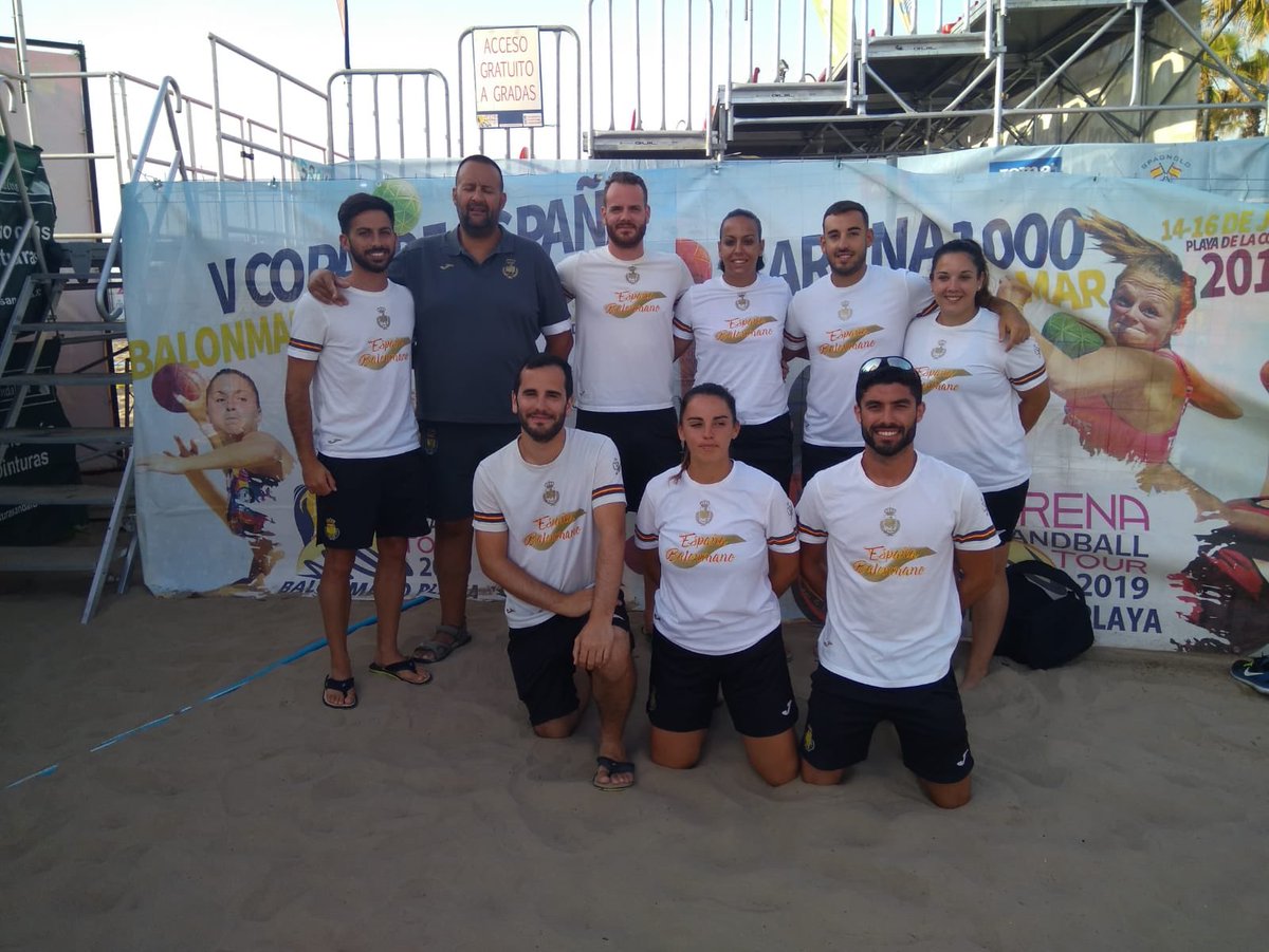 Representación andaluza en el Arena1000 de Valencia 🤾🏽‍♂️🏖

Nuestr@s compañer@s se encuentran ya en el torneo dirigiendo desde ayer viernes los diferentes partidos 
Hoy comienzan con la competición Juvenil y senior 

Mucha suerte y a darlo todo chic@s 👍🏽😊
