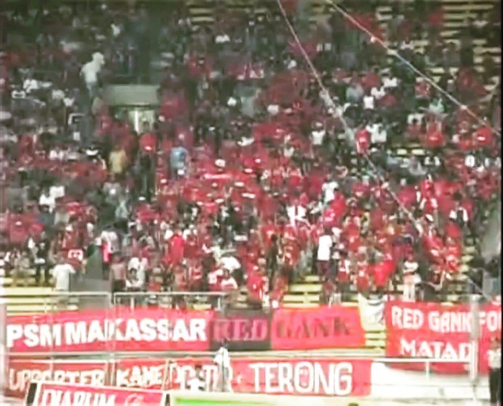 RedGank_PSM's tweet photo. Kami datang lagi untuk mu @psm_makassar ,,, masa itu Kita berjaya dan kami ingin kembali dimasa itu #final #gbk #psmmakassar #pialaindonesia2019 #redgank #ontour #redgank_psm #redganknona #kitapsm https://t.co/sTbt2Sh6xd