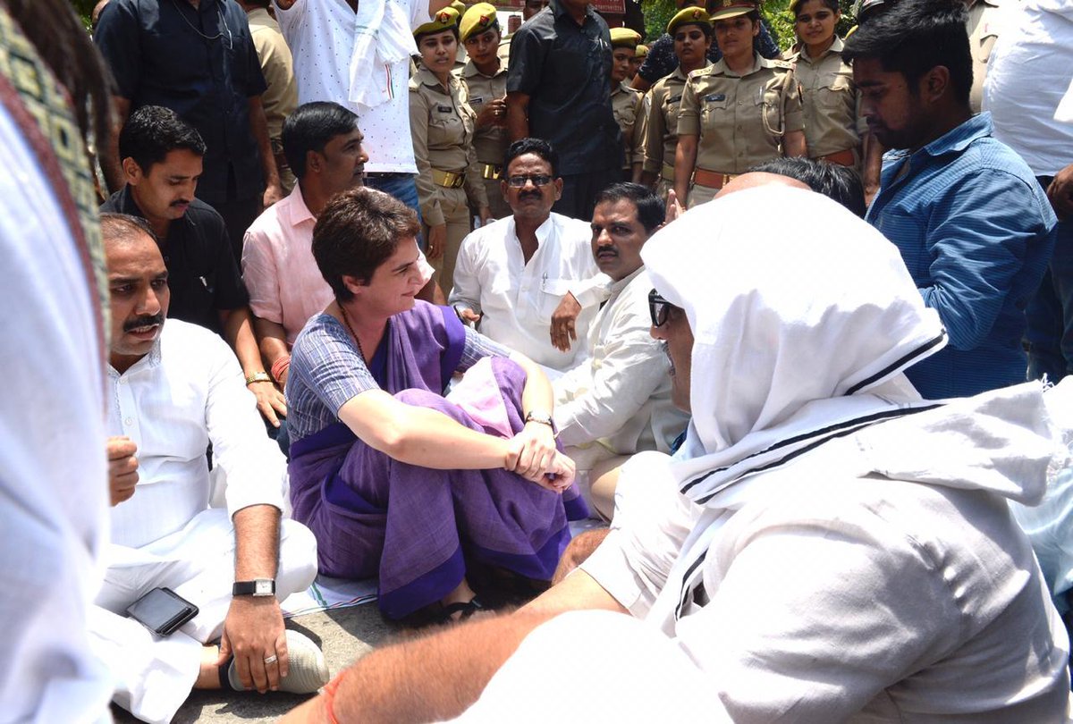 AipcUP's tweet photo. इतिहास गवाह है पूर्ववर्ती काँग्रेस सरकारों ने जनप्रतिनिधियों को ऐसे संवेदनशील घटना के बाद पीड़ितों के आंसू पोंछने से नहीं रोका । 
#उत्तरप्रदेश की असंवेदनशील सरकार ने न केवल @priyankagandhi जी को रोका बल्कि चुनार के किले में रखकर बिजली पानी बंद करके दमनकारी राज का प्रमाण दे दिया । https://t.co/GQWYaJfbMG