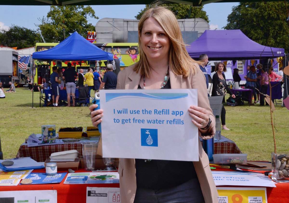⁦@moldcarnival⁩ #moldcarnival ⁦@hannahblythyn⁩ #hannahblythyn making a pledge at #moldplasticreduction stand to use the #free #refillapp to get #freewaterrefills in #mold #PlasticFreeJuly #plasticwaste #RefillCymru #RefillFever