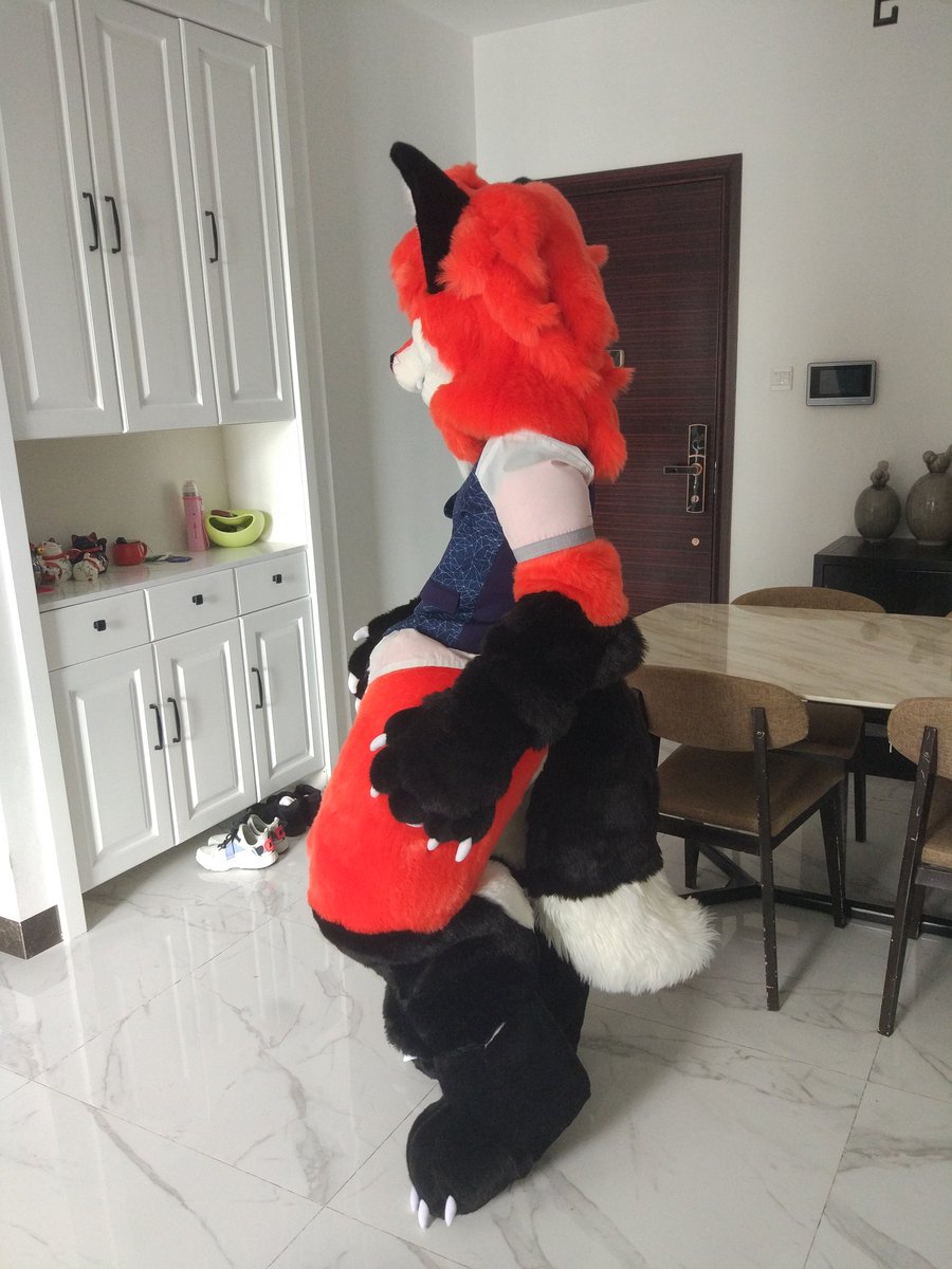 foxAndrel321's tweet photo. HOWDY，這裏是安德烈Andrel，是隻赤狐噢，想認識更多志同道合的朋友，這裏可以說國語和粵語，英文真的很差勁orz，然後這裏還喜歡神話故事和都市傳說什麽的。
最後一張圖片是我畫的，是的我是個畫手，祝我們玩得愉快#furry #fursuit https://t.co/wJKNJtg198