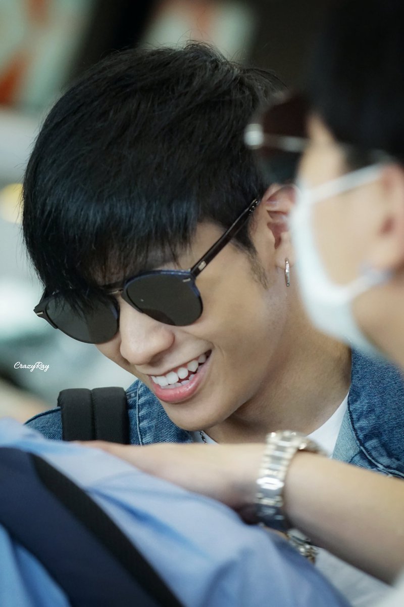 OnlySingtoFCVN's tweet photo. Nụ cười có khả năng hong khô tất cả 😍
#SingtoPrachaya 
#OurSkyyFanMeetinginTaipei 
Cre on pic https://t.co/9lSq0Q6LWi
