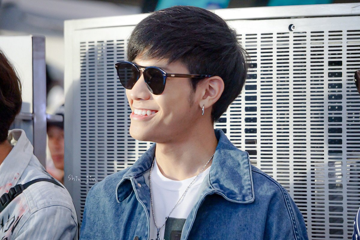 OnlySingtoFCVN's tweet photo. Nụ cười có khả năng hong khô tất cả 😍
#SingtoPrachaya 
#OurSkyyFanMeetinginTaipei 
Cre on pic https://t.co/9lSq0Q6LWi
