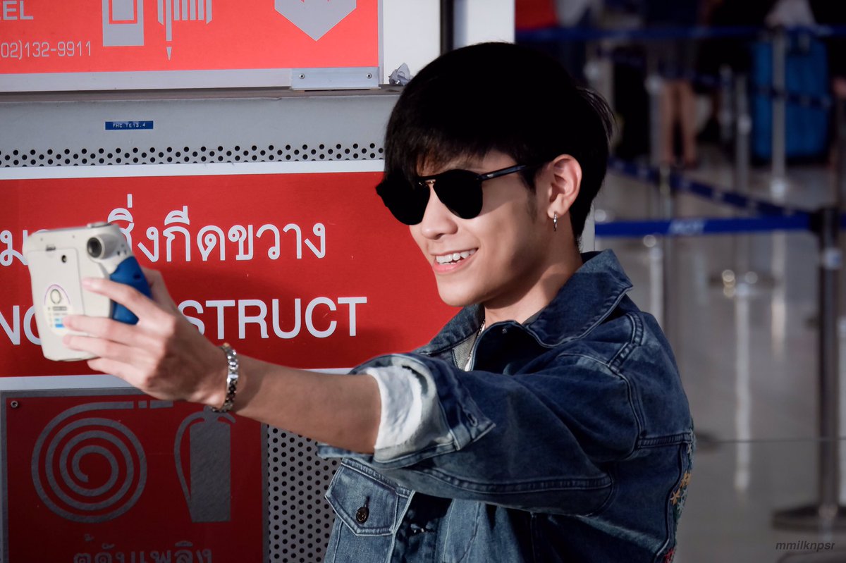OnlySingtoFCVN's tweet photo. Anh đẹp trai và máy ảnh, luôn là sự kết hợp hoàn hảo 💖
#SingtoPrachaya 
#OurSkyyFanMeetinginTaipei 
Cre on pic https://t.co/xA5A5otfo4