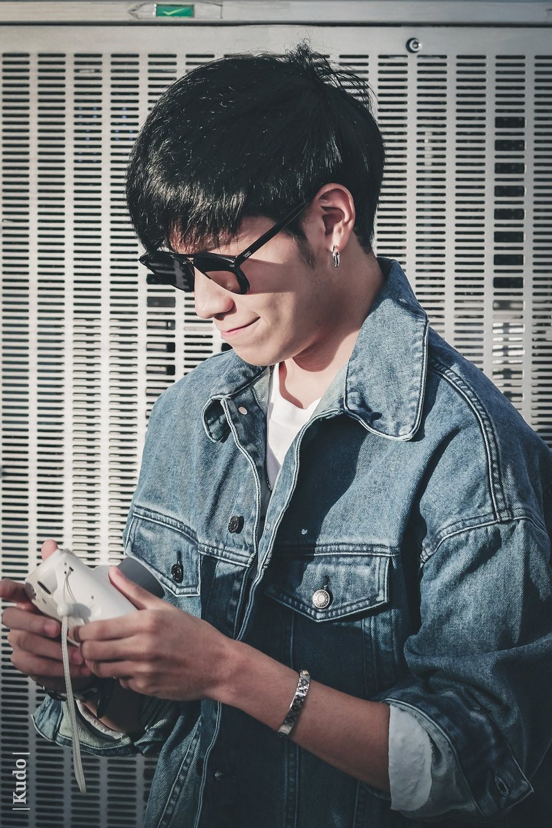 OnlySingtoFCVN's tweet photo. Anh đẹp trai và máy ảnh, luôn là sự kết hợp hoàn hảo 💖
#SingtoPrachaya 
#OurSkyyFanMeetinginTaipei 
Cre on pic https://t.co/xA5A5otfo4