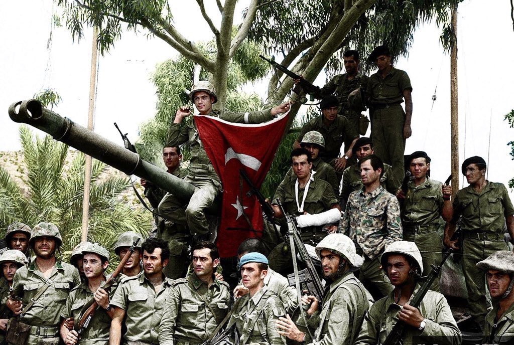 Kıbrıs Barış Harekatı öncesi;
Rum Kışlası’nın duvarındaki yazı;
“ CESURSAN,GEL,AL ! “

Harekat sonrası aynı duvardaki yazı;
“ CESURUM,GELDİM,ALDIM ! “

Fotoğraf: Türk Komandoları,
Kıbrıs Barış Harekatı, 1974

 #KıbrısBarışHarekatı
