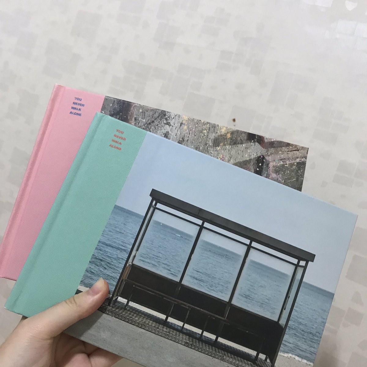 KTH_SRH98's tweet photo. 방탄소년단 YNWA 앨범 각각 5000원에 넘겨요 포스터 하나 있는데 원하시면 드리고요 포카 둘다 태형 있습니다 택배비 2000원에 넘겨요 둘다하시면 덤 완전 많이 드랴요 등신대도 있어욮 https://t.co/qtU1jwBYWn